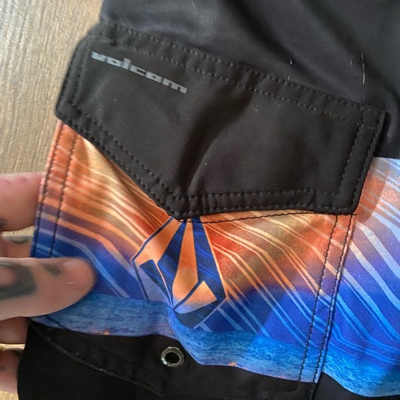 Volcom board shorts sz large - Picture 2 of 4